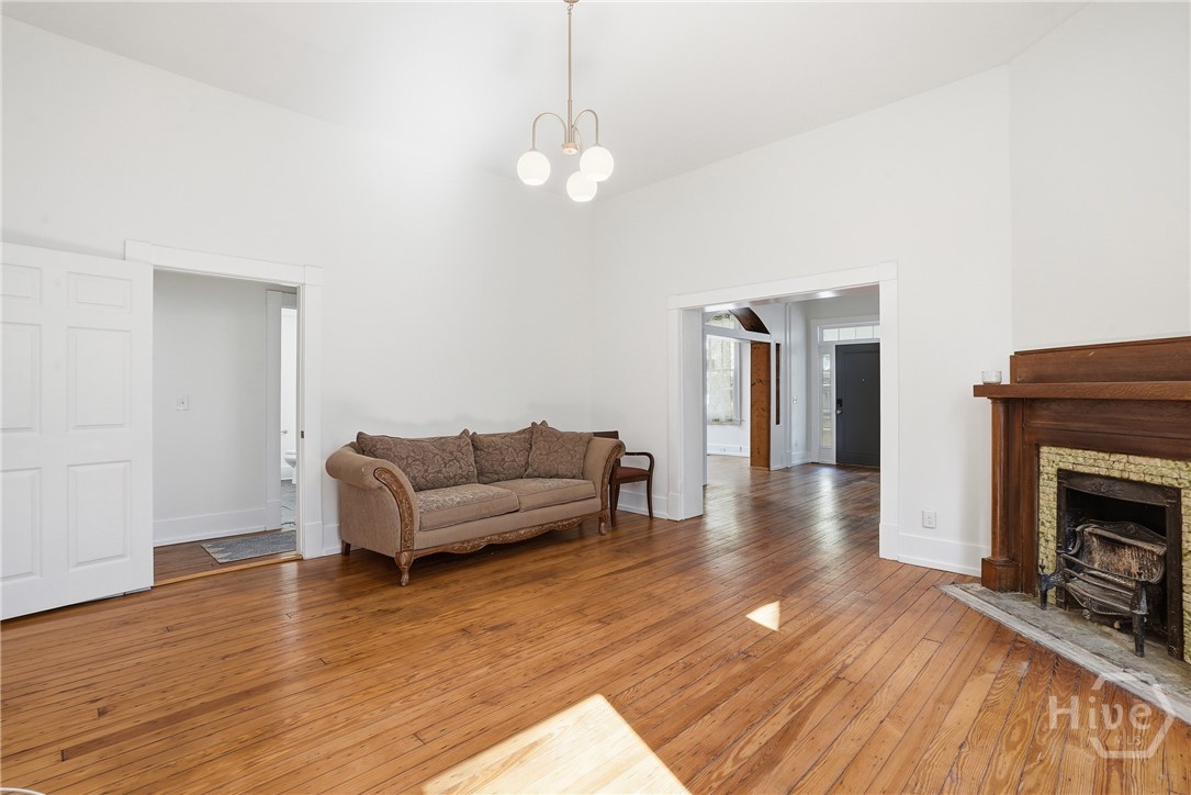 809 E Henry Street Property Photo 10