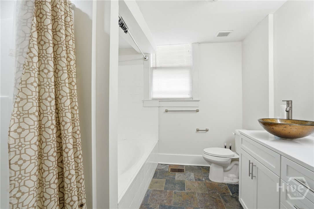 809 E Henry Street Property Photo 18