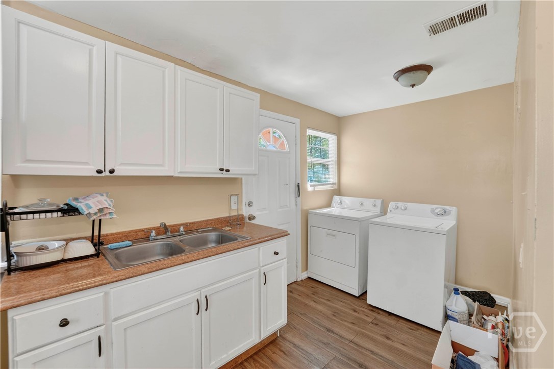 901 W 52nd Street Property Photo 15