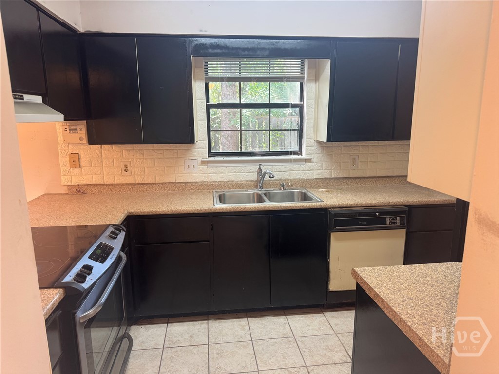 145 Holland Park Circle Property Photo 4