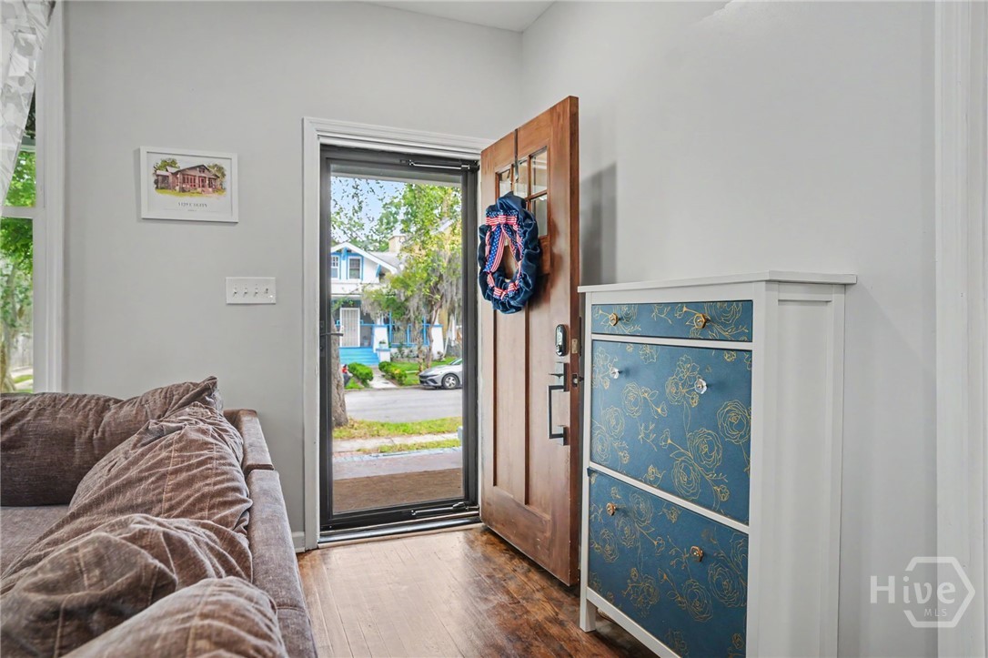 1129 E Duffy Street Property Photo 4