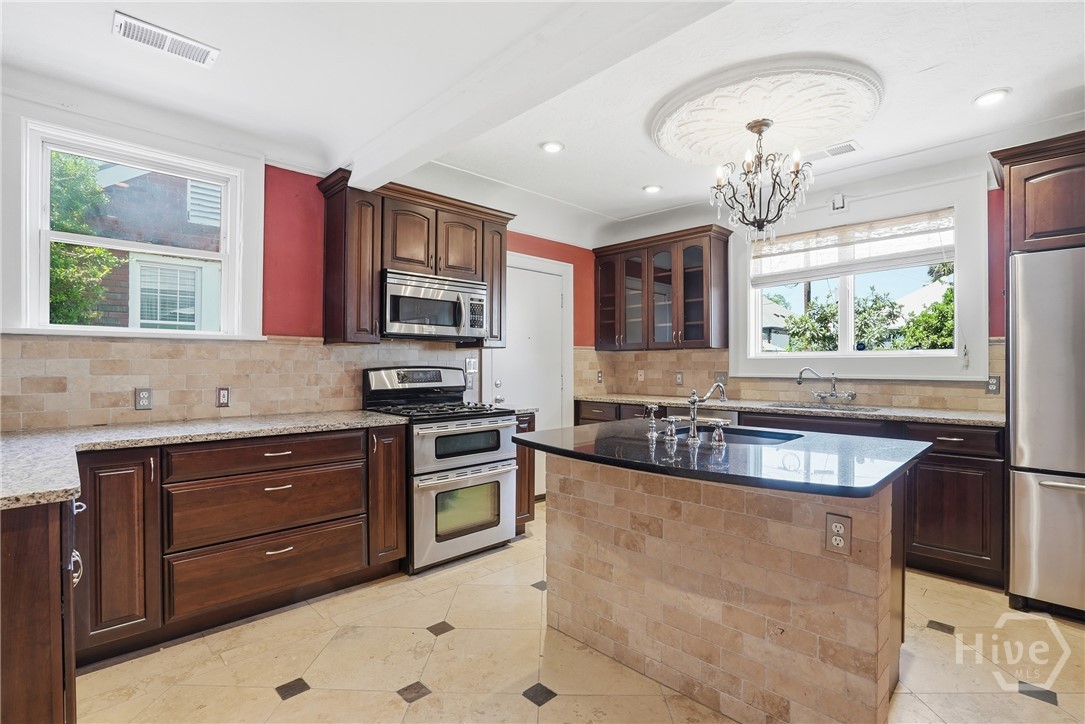 528 E 51st Street Property Photo 12
