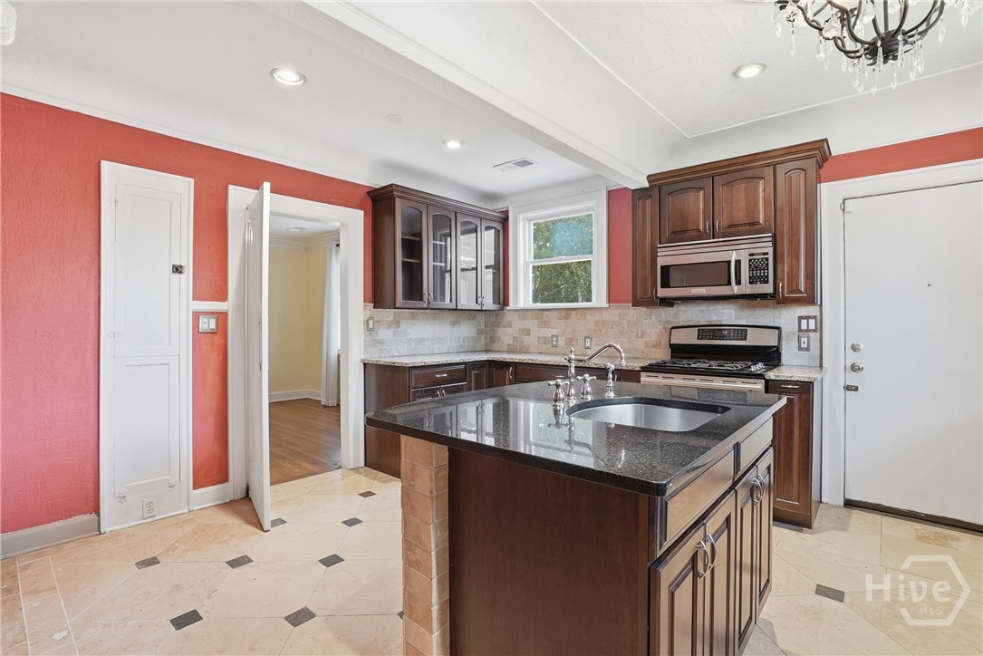 528 E 51st Street Property Photo 14