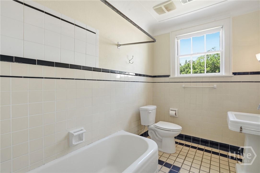 528 E 51st Street Property Photo 22
