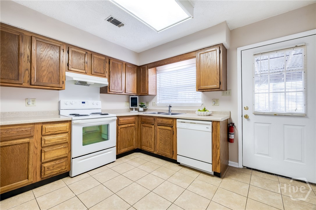 122 B Property Photo 34