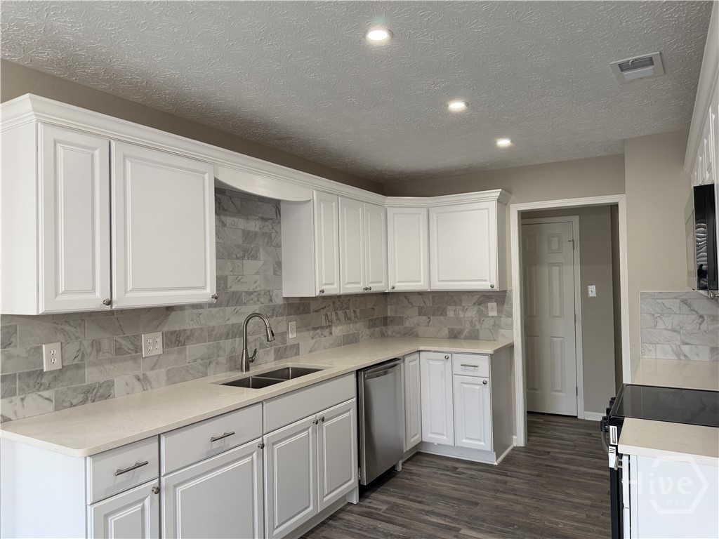 425 Durden Drive Property Photo 3