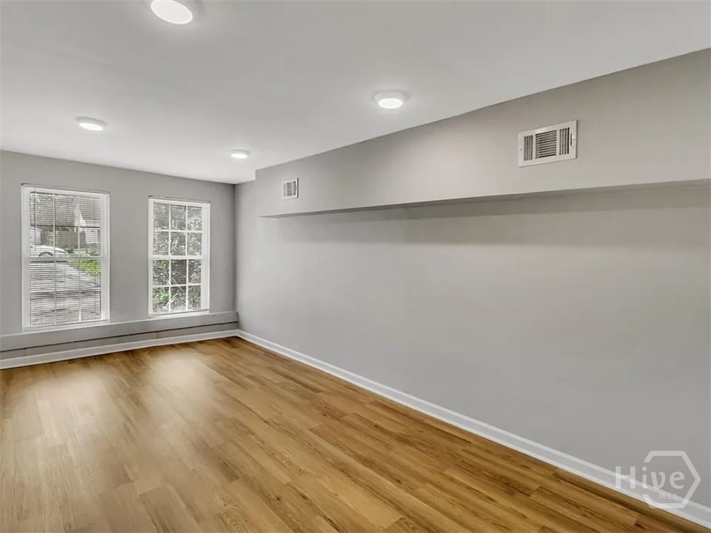 916 E 35th Street Property Photo 5
