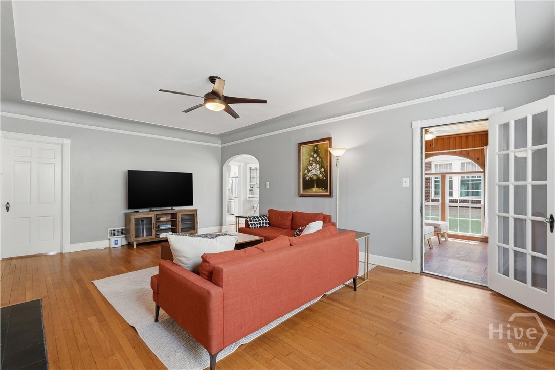326 E 53rd Street Property Photo 5