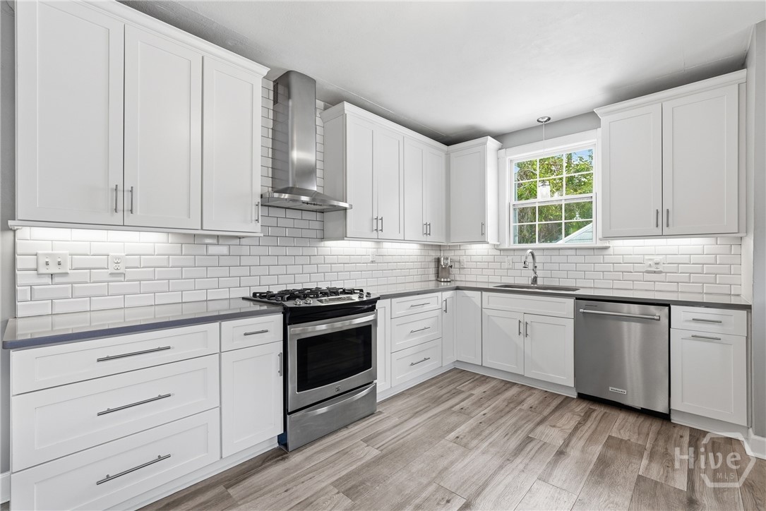 326 E 53rd Street Property Photo 13