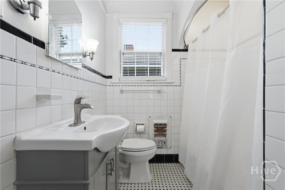 326 E 53rd Street Property Photo 21