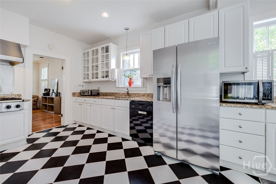 226 E 53rd Street Property Photo 16