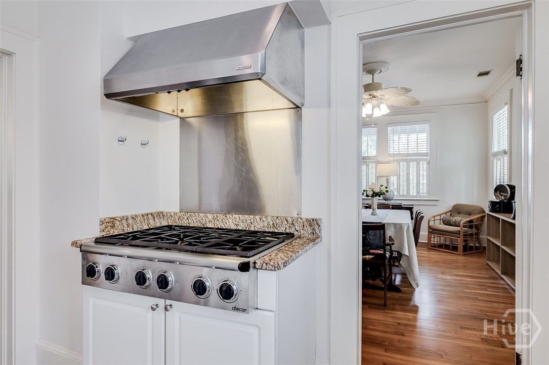 226 E 53rd Street Property Photo 19