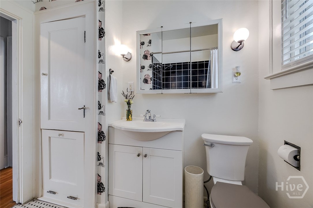226 E 53rd Street Property Photo 34