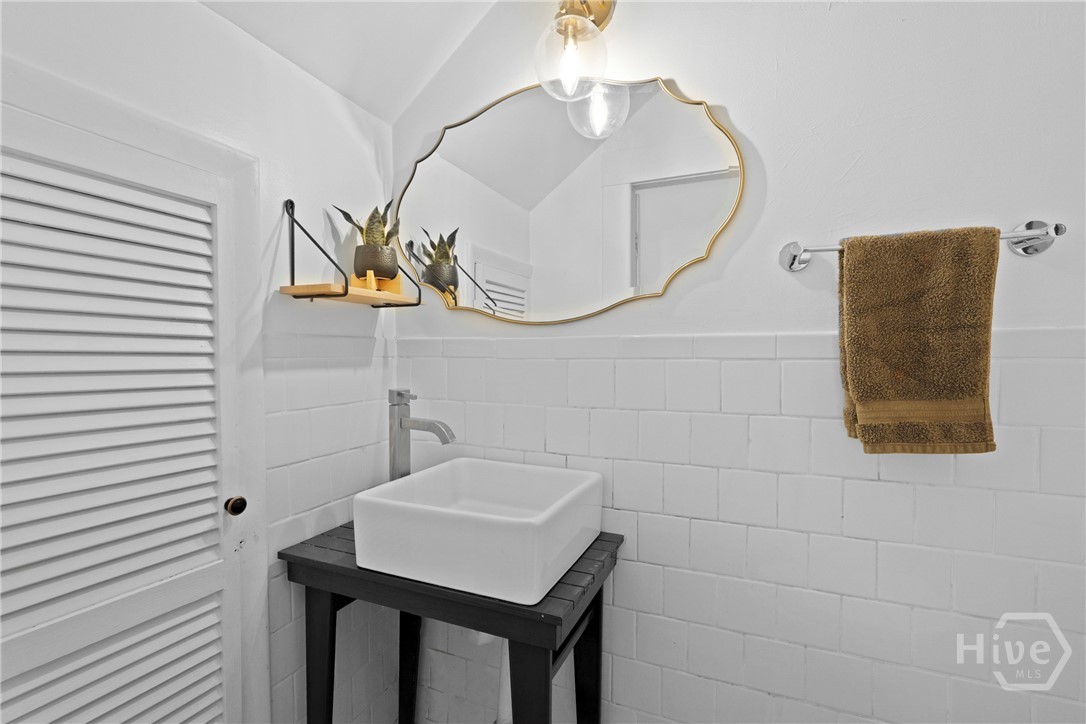303 W 39th Street Property Photo 16
