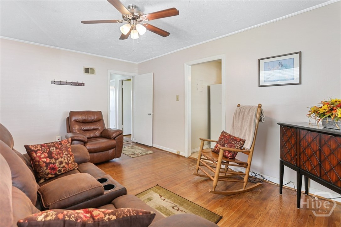 2221 E 57th Street Property Photo 9