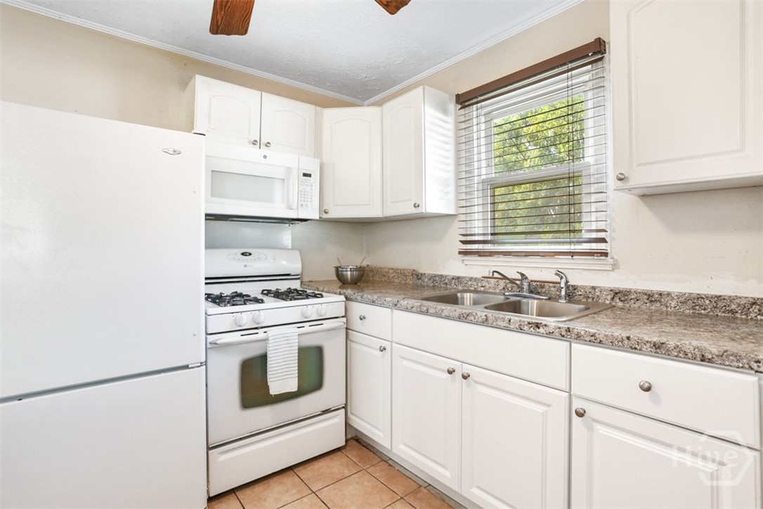 2221 E 57th Street Property Photo 12