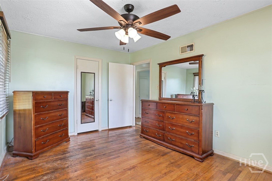 2221 E 57th Street Property Photo 20