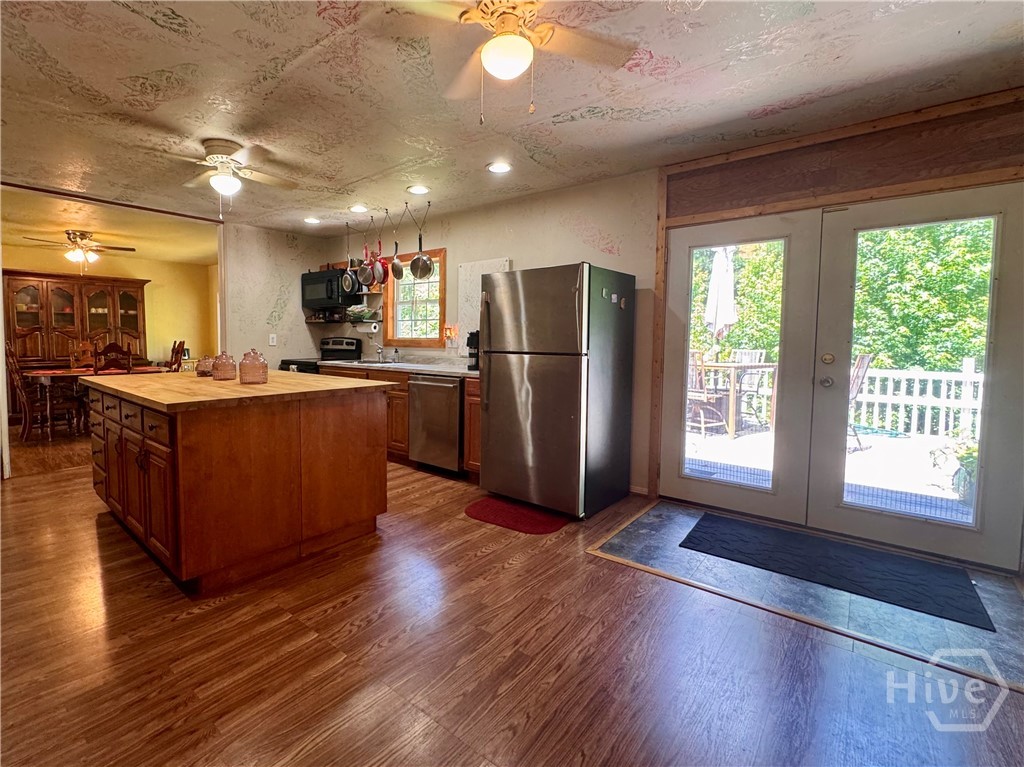 668 Henderson Road Property Photo 12