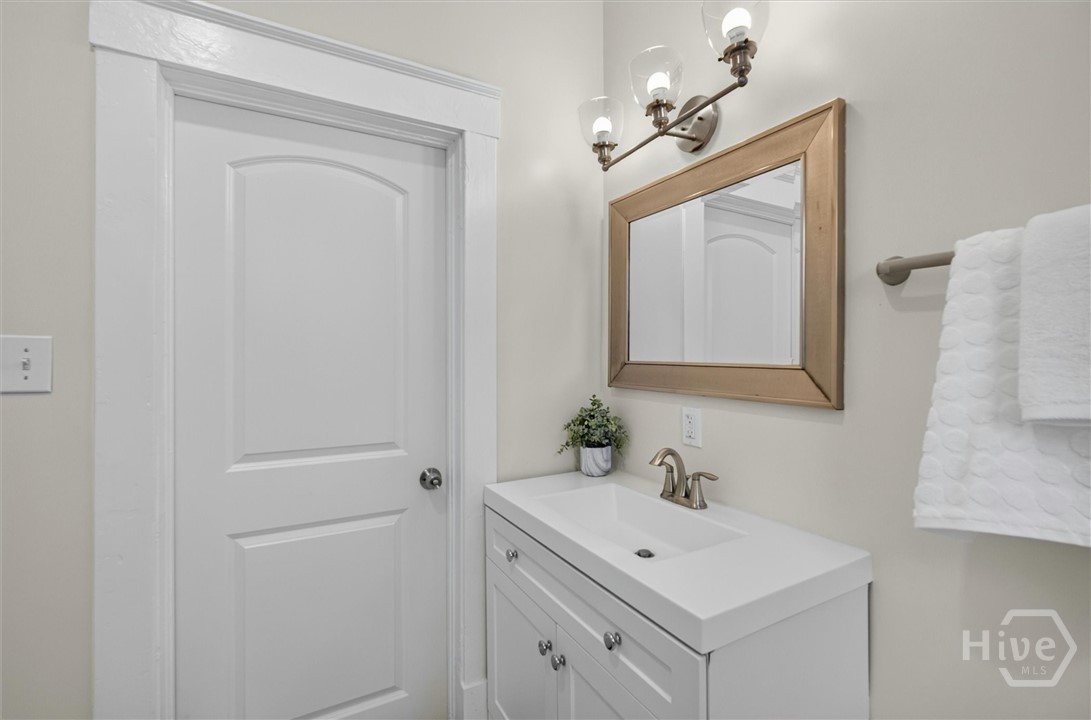 806 E 33rd Street Property Photo 25