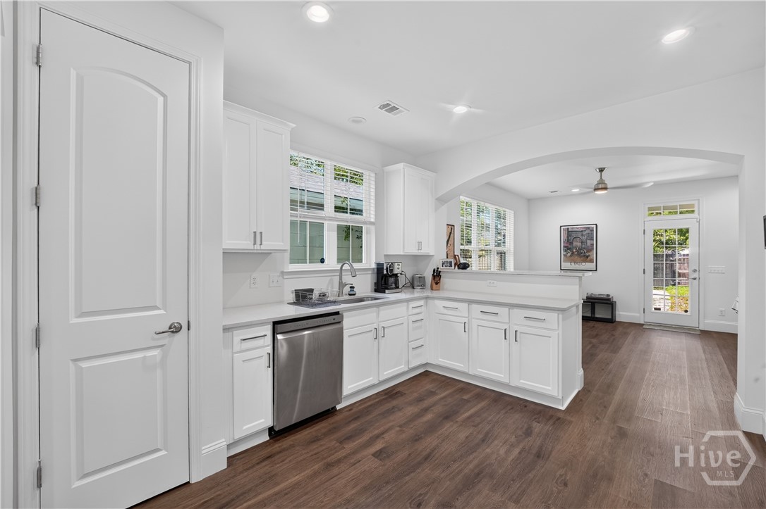 706 W 44th Street Property Photo 11