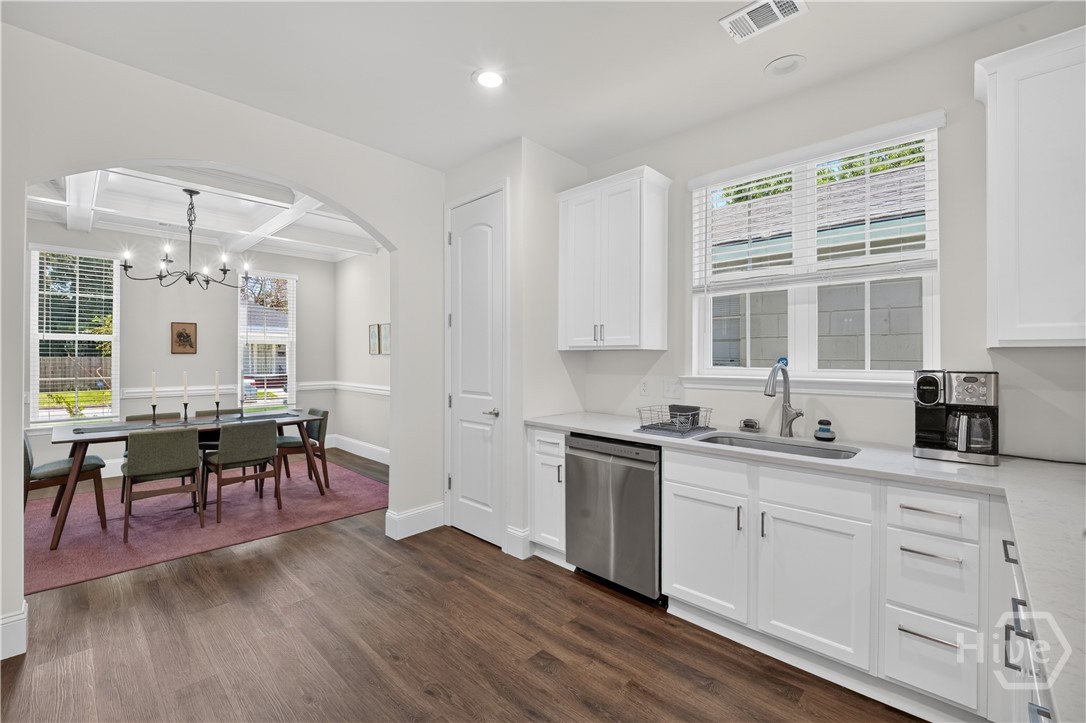 706 W 44th Street Property Photo 12