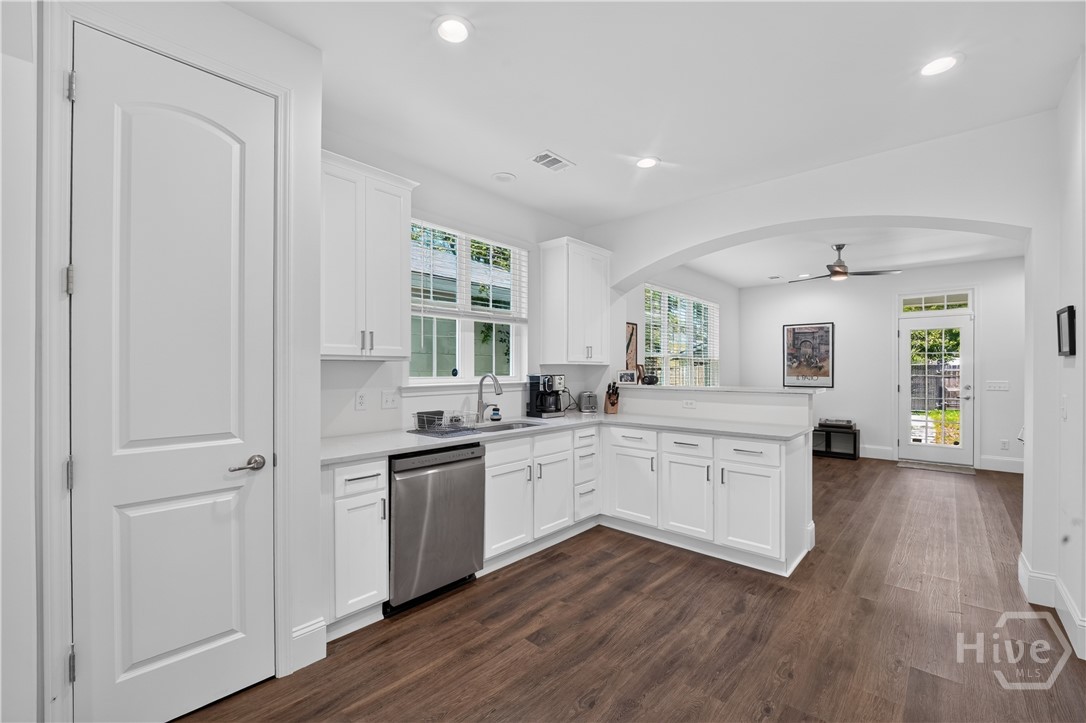 706 W 44th Street Property Photo 16