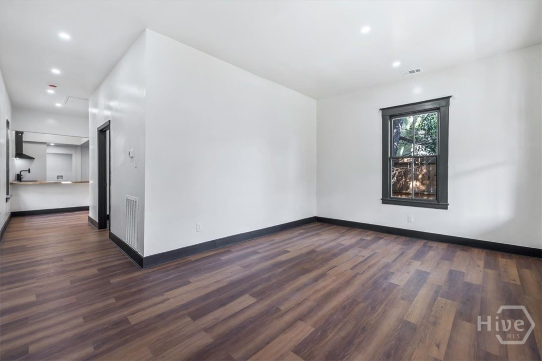 604 W 40th Street Property Photo 6