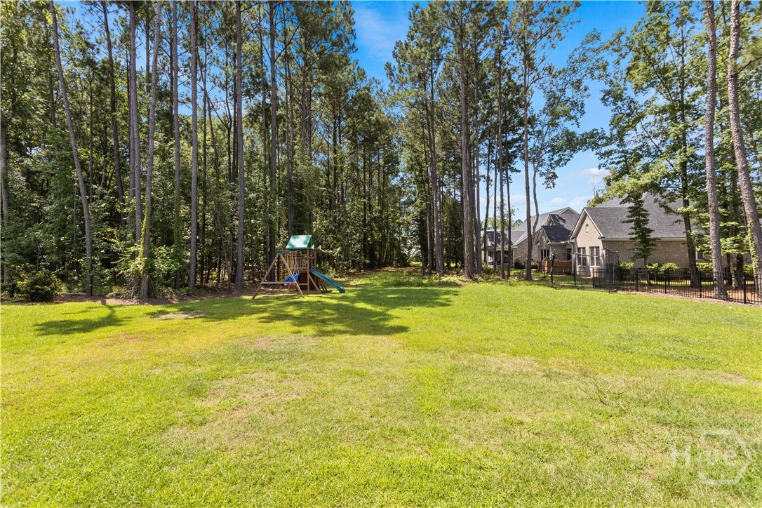 115 Oakcrest Drive W Property Photo 2