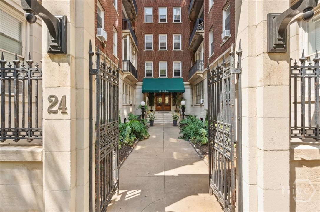 24 E Liberty Street Property Photo 4