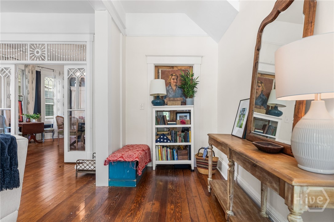 545 E Park Avenue Property Photo 4