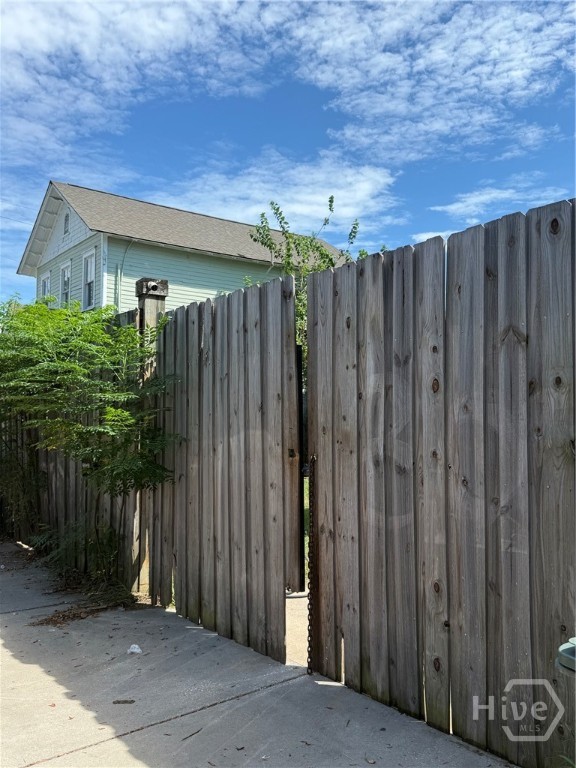 307 W 43rd Street Property Photo 1