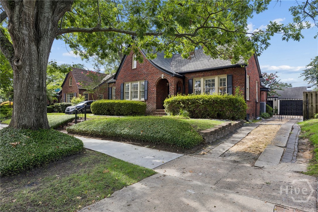 427 E 52nd Street Property Photo 7