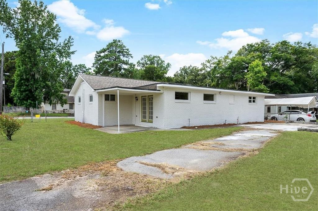 2222 E 58th Street Property Photo 3