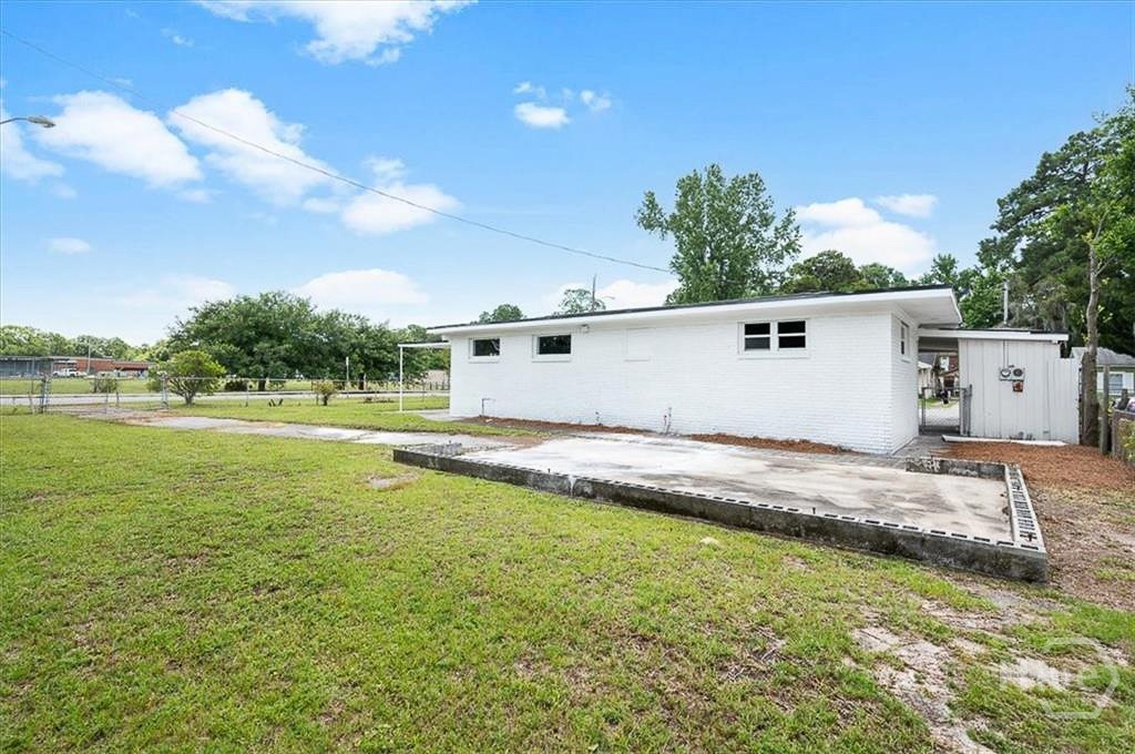 2222 E 58th Street Property Photo 4
