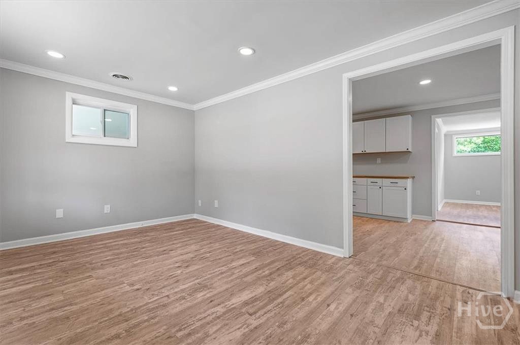 2222 E 58th Street Property Photo 6