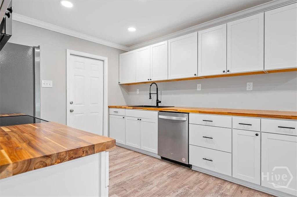 2222 E 58th Street Property Photo 8