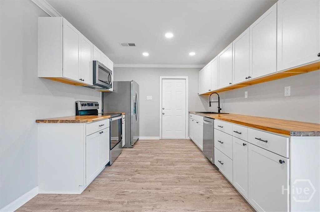 2222 E 58th Street Property Photo 9