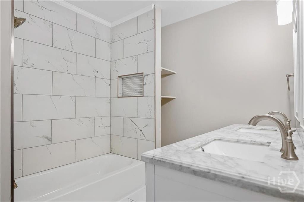 2222 E 58th Street Property Photo 19