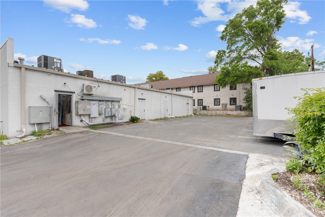 10510 Abercorn Street B Property Photo 12