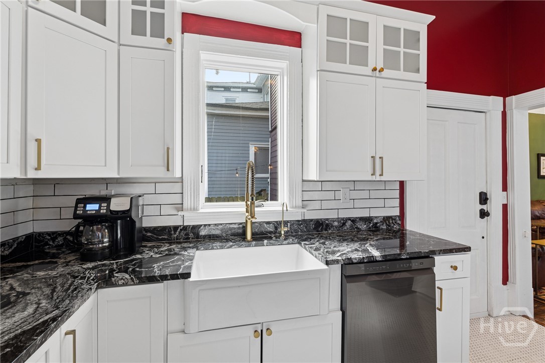 904 E Park Avenue Property Photo 6