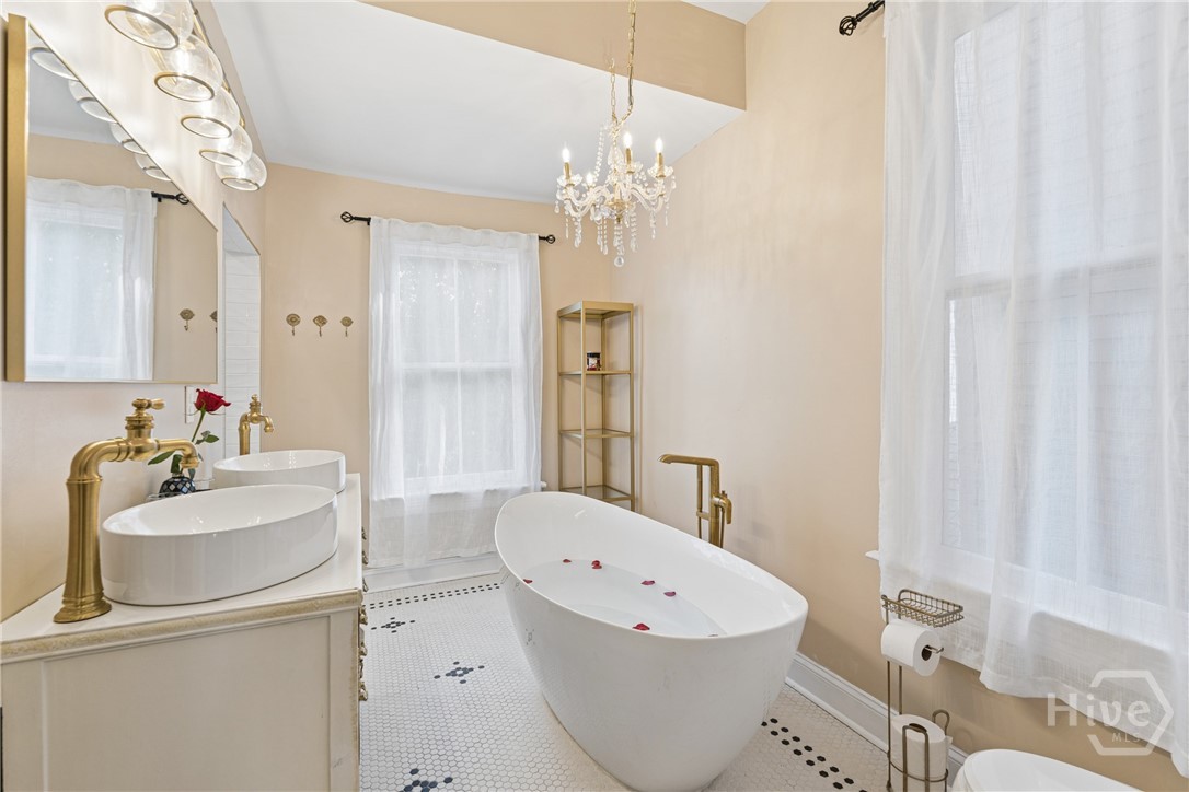 904 E Park Avenue Property Photo 8