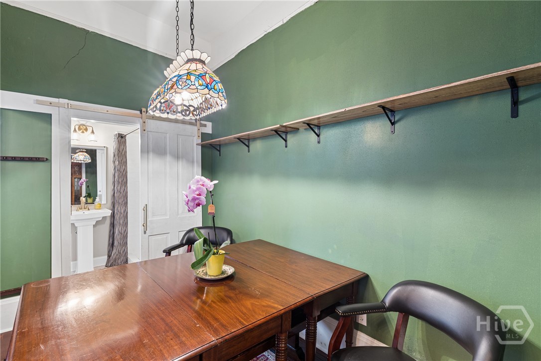 904 E Park Avenue Property Photo 11