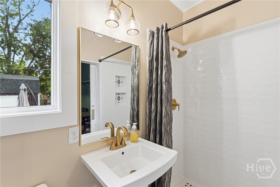 904 E Park Avenue Property Photo 16