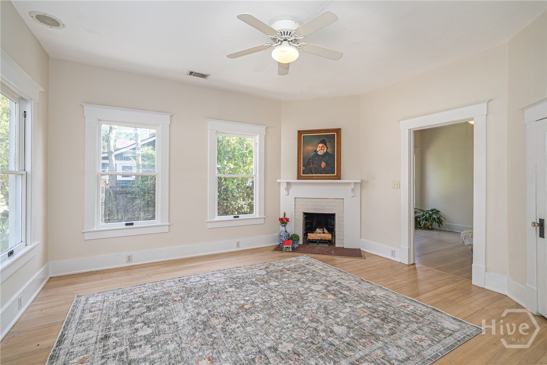 1219 E 48th Street Property Photo 20