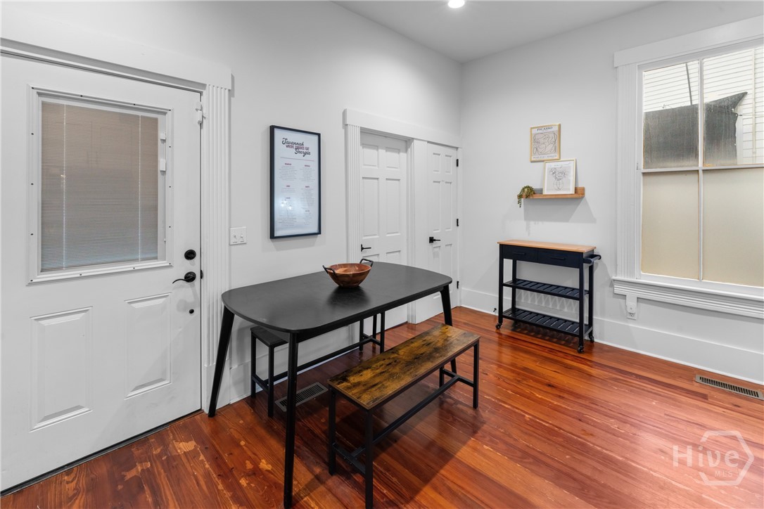 906 E Park Avenue Property Photo 13