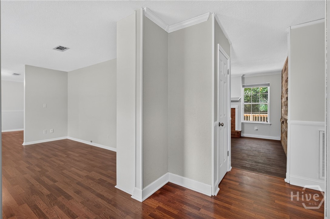 901 Queens Court Property Photo 6