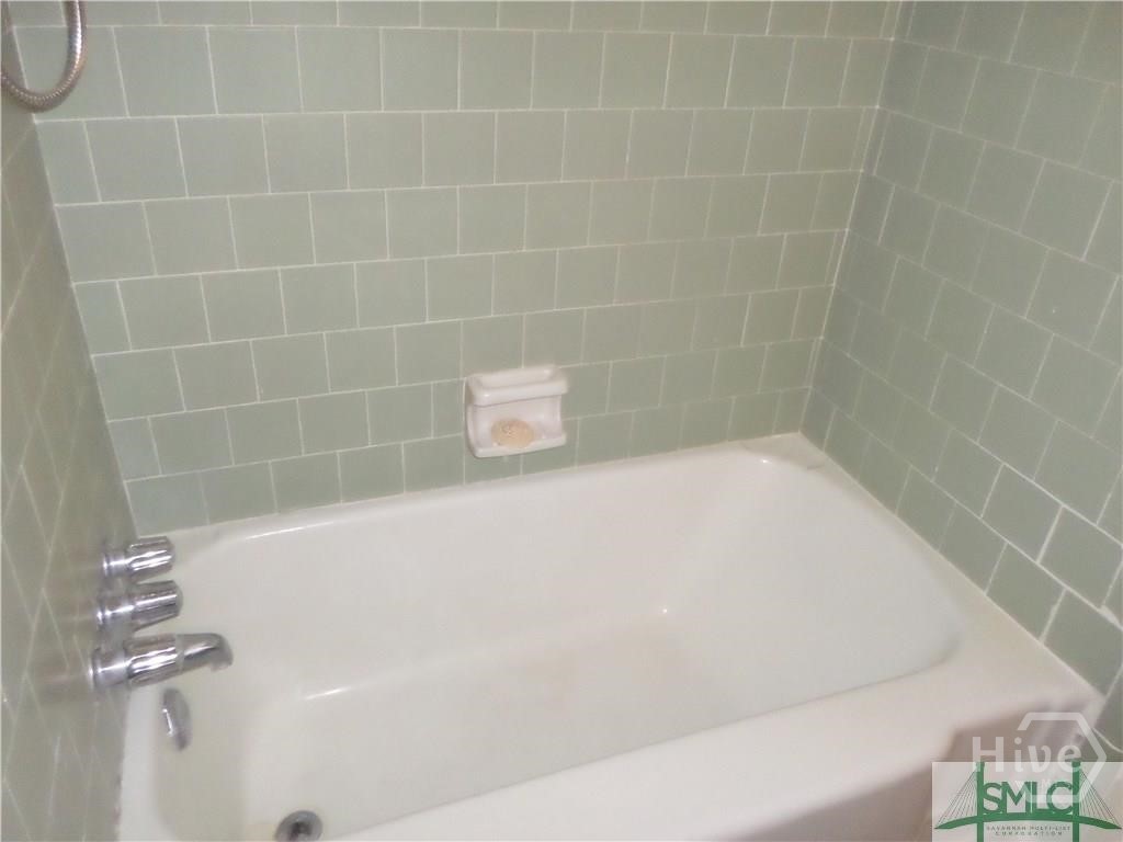 2302 E 40th Street B Property Photo 6
