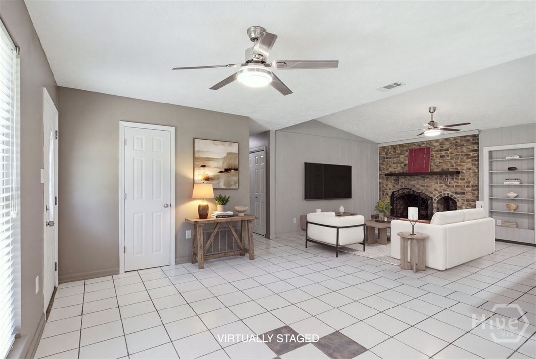 601 Leaning Oaks Drive Property Photo 3