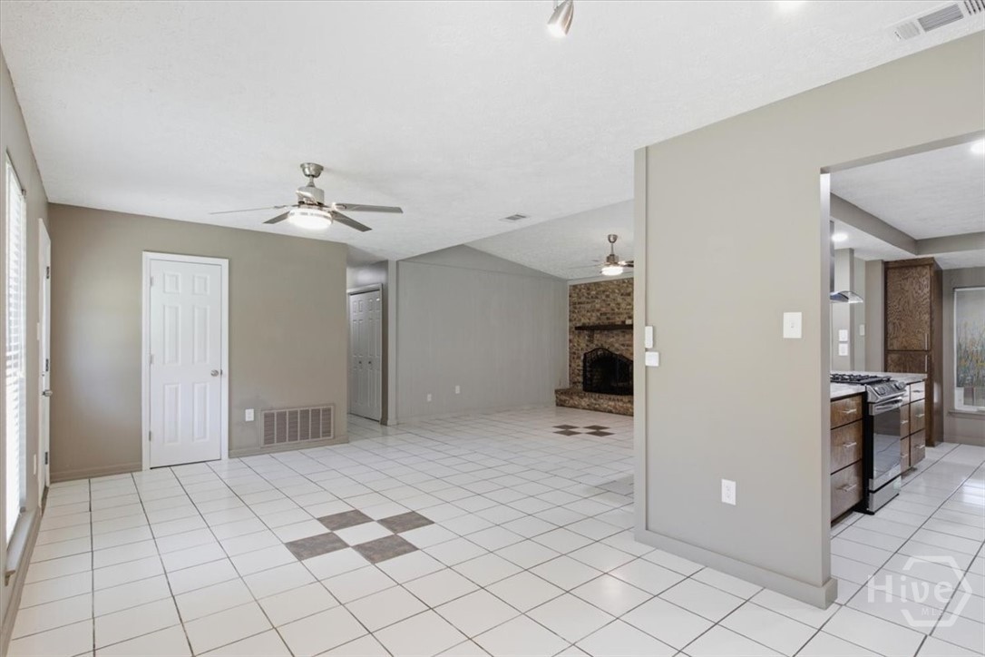 601 Leaning Oaks Drive Property Photo 10