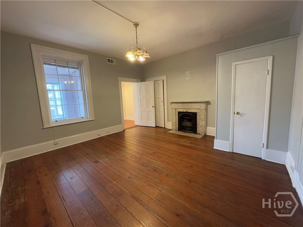 203 E York Street 3 Property Photo 6